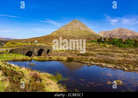 Die alte Straßenbrücke bei Glen Sligachan auf der Insel Skye Schottland Großbritannien Stockfoto