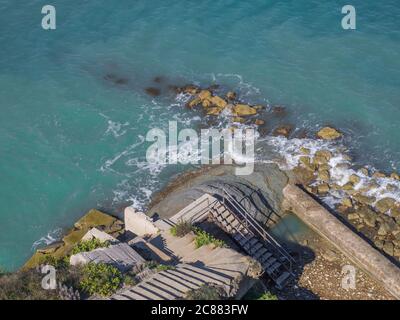 Betontreppen auf einem steilen Hang, der zum felsigen blauen Meer führt, Luftaufnahme, korfu griechenland Stockfoto