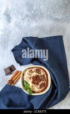 Vertikale Ausrichtung des indischen Pudding mit Reismilch, Reismehl und Vanille. Gluten und laktosefreies Dessert. Stockfoto