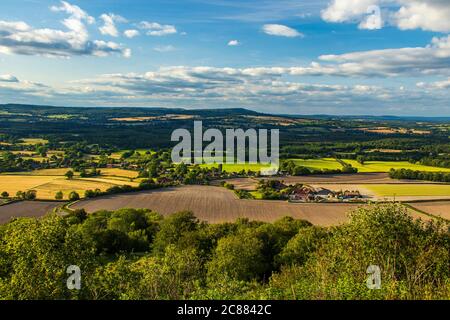 Friedlicher Abend auf der Manorfarm unten mit Blick auf das Dorf Heyshott und die surrey Hügel aus dem Süden nach unten in Südostengland Stockfoto