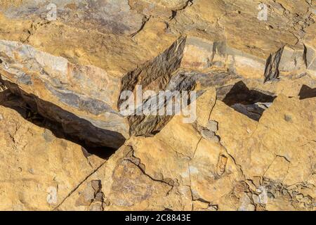 Sonnig beleuchtete Vollrahmen Steinfläche durch eine große Lücke geteilt Stockfoto