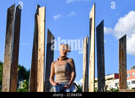 Berlin, Deutschland. Juli 2020. Die Schauspielerin Wiebke Acton vom Globe Ensemble Berlin spielt in einer Szene aus William Shakespeares 'The Tempest' auf der Globe Berlin - Open O Bühne. Das Stück feiert seine Premiere am 23.07.2020. Es kann von Donnerstag bis Samstag bis 15. August und vom 10.09. Bis 12.09.2020. Gesehen werden. Es wird auf einer ringförmigen Bühne unter freiem Himmel aus Holzbauteilen als Corona-konforme Zwischenbühne aufgeführt. Das Publikum sitzt mitten in der Mitte. Quelle: Jens Kalaene/dpa-Zentralbild/dpa/Alamy Live News Stockfoto