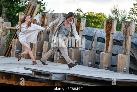 Berlin, Deutschland. Juli 2020. Die Schauspieler Nadja Schimonsky und Anselm Lipgens vom Globe Ensemble Berlin spielen in einer Szene aus William Shakespeares "The Tempest" auf der Globe Berlin - Open O Bühne. Das Stück feiert seine Premiere am 23.07.2020. Es kann von Donnerstag bis Samstag bis 15. August und vom 10.09. Bis 12.09.2020. Gesehen werden. Es wird auf einer ringförmigen Bühne unter freiem Himmel aus Holzbauteilen als Corona-konforme Zwischenbühne aufgeführt. Das Publikum sitzt mitten in der Mitte. Quelle: Jens Kalaene/dpa-Zentralbild/dpa/Alamy Live News Stockfoto