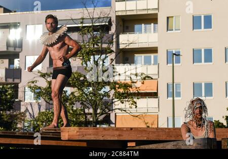 Berlin, Deutschland. Juli 2020. Die Schauspieler Benjamin Krüger und Wiebke Acton vom Globe Ensemble Berlin spielen in einer Szene aus William Shakespeares "The Tempest" auf der Globe Berlin - Open O Stage in der Sömmeringstraße. Das Stück feiert seine Premiere am 23.07.2020. Es kann von Donnerstag bis Samstag bis 15. August und vom 10.09. Bis 12.09.2020. Gesehen werden. Das Stück wird auf einer ringförmigen Bühne unter freiem Himmel aus Holzbauteilen als Corona-konforme Zwischenbühne aufgeführt. Das Publikum sitzt mitten in der Mitte. Quelle: Jens Kalaene/dpa-Zentralbild/dpa/Alamy Live News Stockfoto