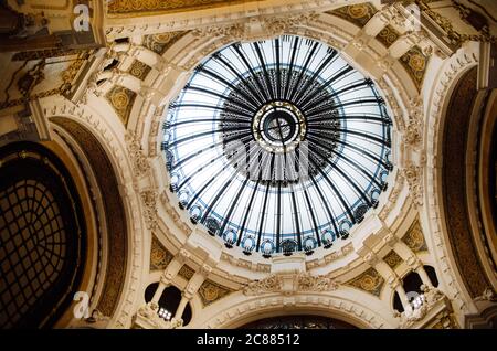 Buenos Aires, Argentinien - 4. September 2018: Schönes klassisches Dach eines Geschäftsviertels in der Innenstadt. Stockfoto