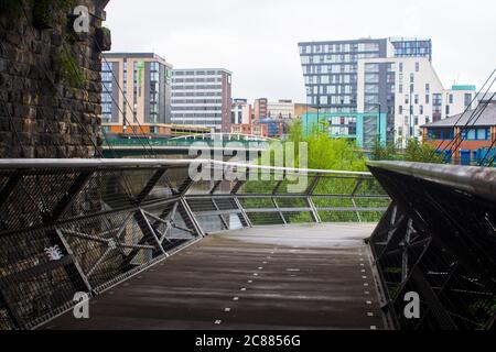7. Juli 2020 BLICK auf die Innenstadt von Sheffield England Blick von Cobweb Bridge, die durch einen der Bögen der alten Victoria Station Railway Br Stockfoto
