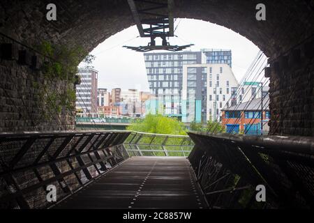 7. Juli 2020 BLICK auf die Innenstadt von Sheffield England Blick von Cobweb Bridge, die durch einen der Bögen der alten Victoria Station Railway Br Stockfoto