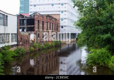 7. Juli 2020 ein altes, verderbtes viktorianisches Gebäude aus rotem Backstein liegt in Ruinen am Ufer des Flusses Don in der Innenstadt von Sheffield England Stockfoto