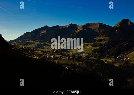 Walsertal, Kleinwalsertal in den sommerlichen österreichischen Alpen bei Sonnenuntergang Stockfoto