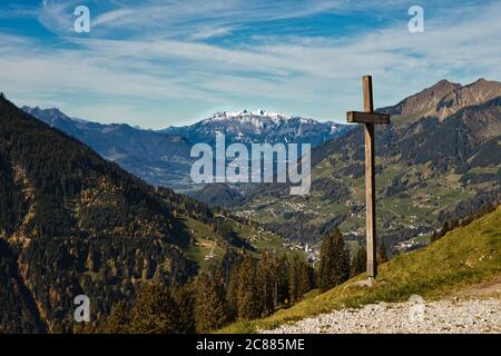 Walsertal, Kleinwalsertal in den sommerlichen österreichischen Alpen Stockfoto