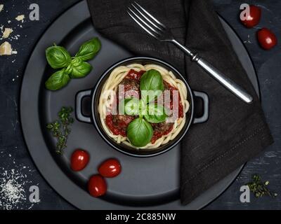 Fleischbällchen mit Spaghetti-Nudeln, Kirschtomaten, Knoblauch und Parmesan. Zutaten für die italienische Küche Rezept. Overhead-Aufnahme. Stockfoto