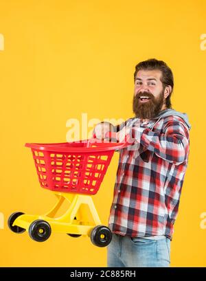 Mann in Einkaufszentrum. Kunde schieben Warenkorb. käufer im Supermarkt. Leere Spielzeug-Trolley. Wirklich beschäftigt Haushälterin. Perfekter Mann. Brauchen Einkaufsliste. Bärtiger Mann gehen mit leeren Warenkorb einkaufen. Stockfoto