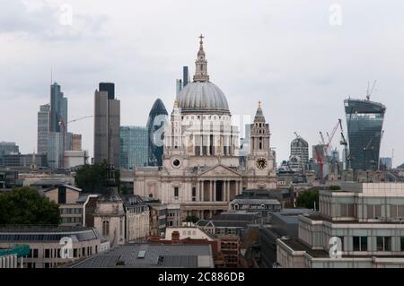 Blick auf die St. Paul's Cathedral Aufnahme aus dem Spire of St. Bride's Church, London, Großbritannien Stockfoto