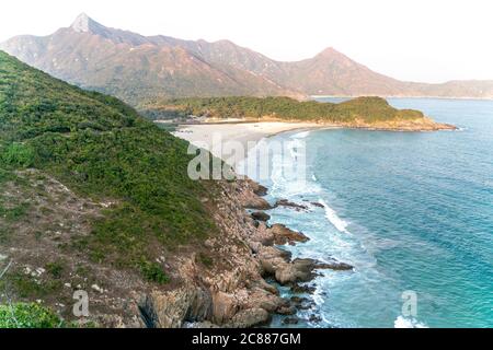 Die schöne sonnige Wanderstraße im Sai Kung East Country Park in Hongkong Stockfoto