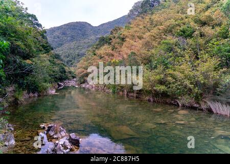 Der Blick auf die Wanderstraße zwischen Sai Kung East Country Park in Hong Kong Stockfoto