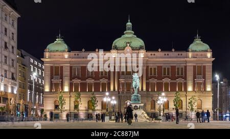 Belgrad / Serbien - 2. November 2019: Menschen, die vor der Statue des Fürsten Mihailo Obrenovic und dem Nationalmuseum Serbiens in der Republik gehen Stockfoto