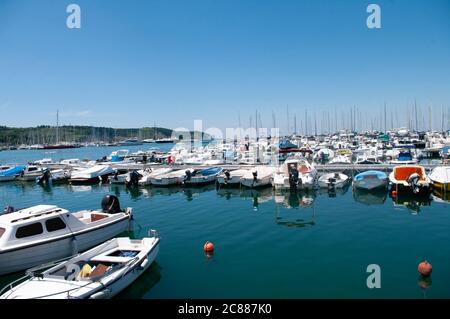 IZOLA, SLOWENIEN - 16. JULI 2020: Marina Izola-valobran. Yachten parkten am Pier. Adria. Izola, Slowenien. Stockfoto