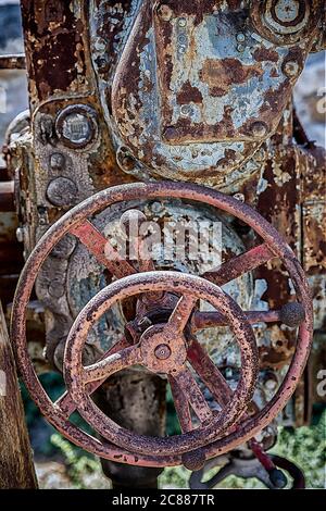 Antike Maschinen. Isoliert.Industrielle Antike Maschine des Zweiten Weltkriegs. Nahaufnahme Stockfoto