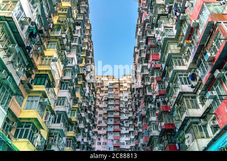 Der beliebte Ort unter Touristen genannt Montane Mansion in der Nähe von Tai Koo in Hongkong. Überfülltes altes Retro-Gebäude Stockfoto