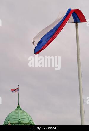 Riesige Flagge Serbiens vor der Nationalversammlung der Republik Serbien, Parlament Serbiens in Belgrad, Serbien Stockfoto