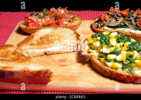 VEGETARISCHES OFFENES SANDWICH AUF SAUREM TEIGBROT Stockfoto