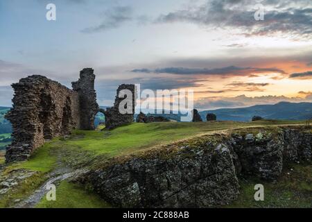 Sonnenuntergang von Castell Dinas Brân, Llangollen, Denbighshire, Wales Stockfoto