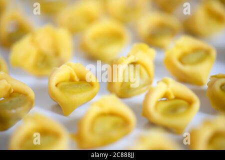 Italienische handgemachte Tortellini Nahaufnahme Stockfoto