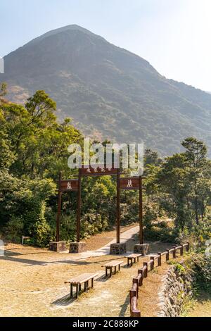 Der Startpunkt zum Lantau Peak. Trabzlation: Lantau Peak Track. Stockfoto