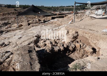 Jerusalem, Israel. Juli 2020. Bedeutendes Verwaltungszentrum aus den Tagen der Könige Hiskia und Menashe (8. Jahrhundert bis Mitte des 7. Jahrhunderts v. Chr.) wurde von der Israel Antiquities Authority in Jerusalem in der Nähe der US-Botschaft entdeckt. Über 120 Siegelabdrücke auf Gefäßen wurden in der Ausgrabung gefunden, die als Beweis für die Steuererhebung in der Zeit der judäischen Monarchen in einer der größten und wichtigsten Sammlungen in Israel entdeckt. Quelle: Nir Alon/Alamy Live News Stockfoto