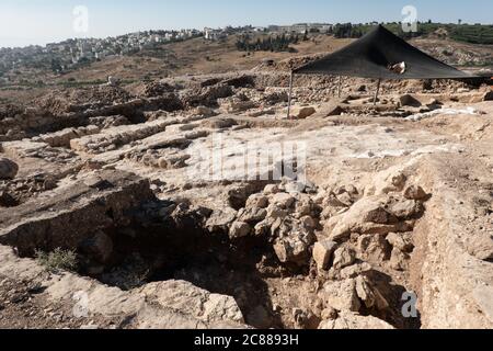 Jerusalem, Israel. Juli 2020. Bedeutendes Verwaltungszentrum aus den Tagen der Könige Hiskia und Menashe (8. Jahrhundert bis Mitte des 7. Jahrhunderts v. Chr.) wurde von der Israel Antiquities Authority in Jerusalem in der Nähe der US-Botschaft entdeckt. Über 120 Siegelabdrücke auf Gefäßen wurden in der Ausgrabung gefunden, die als Beweis für die Steuererhebung in der Zeit der judäischen Monarchen in einer der größten und wichtigsten Sammlungen in Israel entdeckt. Quelle: Nir Alon/Alamy Live News Stockfoto