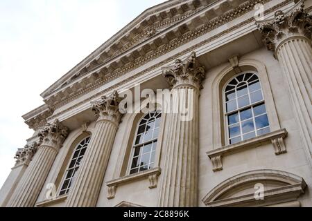 Detailansicht eines Teils des prächtigen Gebäudes des Trinity College. Stockfoto