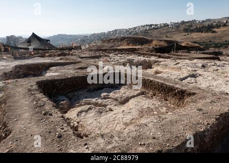 Jerusalem, Israel. Juli 2020. Bedeutendes Verwaltungszentrum aus den Tagen der Könige Hiskia und Menashe (8. Jahrhundert bis Mitte des 7. Jahrhunderts v. Chr.) wurde von der Israel Antiquities Authority in Jerusalem in der Nähe der US-Botschaft entdeckt. Über 120 Siegelabdrücke auf Gefäßen wurden in der Ausgrabung gefunden, die als Beweis für die Steuererhebung in der Zeit der judäischen Monarchen in einer der größten und wichtigsten Sammlungen in Israel entdeckt. Quelle: Nir Alon/Alamy Live News Stockfoto