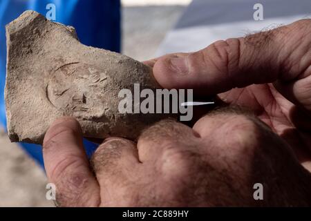 Jerusalem, Israel. Juli 2020. Bedeutendes Verwaltungszentrum aus den Tagen der Könige Hiskia und Menashe (8. Jahrhundert bis Mitte des 7. Jahrhunderts v. Chr.) wurde von der Israel Antiquities Authority in Jerusalem in der Nähe der US-Botschaft entdeckt. Über 120 Siegelabdrücke auf Gefäßen wurden in der Ausgrabung gefunden, die als Beweis für die Steuererhebung in der Zeit der judäischen Monarchen in einer der größten und wichtigsten Sammlungen in Israel entdeckt. Quelle: Nir Alon/Alamy Live News Stockfoto