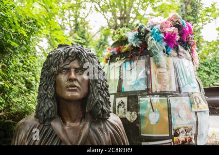 Denkmal am Straßenrand und Schrein für T. Rex's Sänger Marc Bolan, auf der Gipsy Lane, Queen's Ride, Barnes Common, London, Großbritannien Stockfoto