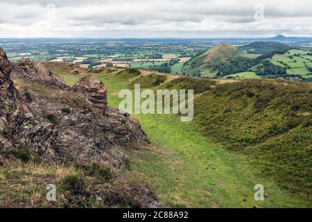 Blick von den Wällen der alten Hügelfestung von Caer Caradoc in Richtung Lawley und Wrekin in der Ferne, in der Nähe der Kirche Stretton, Shropshire Stockfoto