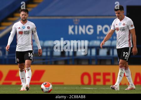 Oliver Norwood (L) und John Egan (R) von Sheffield United sehen nach dem Eingeständnisse des Eröffnungstreffens von Ayoze Perez aus Leicester City, 1:0- Leicester City / Sheffield United, Premier League, King Power Stadium, Leicester, UK - 16. Juli 2020 nur zur redaktionellen Verwendung - es gelten DataCo-Beschränkungen Stockfoto