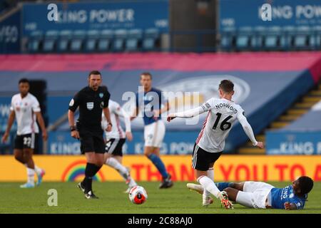 Schiedsrichter Michael Oliver sieht sich an, wie Demarai Gray von Leicester City gegen Oliver Norwood von Sheffield United antritt - Leicester City gegen Sheffield United, Premier League, King Power Stadium, Leicester, UK - 16. Juli 2020 nur zur redaktionellen Verwendung - es gelten DataCo-Einschränkungen Stockfoto