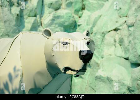 Matakana, Neuseeland - Dez 2019: Skulpturenpark. Moderne Metallskulptur, die einen weißen Bären darstellt, aus gebrauchten Waschmaschinendetails. Stockfoto