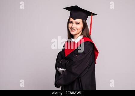 Bildung Thema: Studium Studentin in einem akademischen Kleid. Isoliert auf weißem Hintergrund. Stockfoto