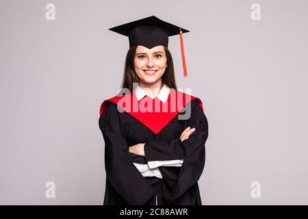 Bildung Thema: Studium Studentin in einem akademischen Kleid. Isoliert auf weißem Hintergrund. Stockfoto