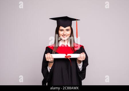 Bildung Thema: Studium Studentin in einem akademischen Kleid. Isoliert auf weißem Hintergrund. Stockfoto