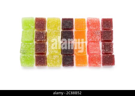 Verschiedene Gelatine Süßwaren auf weißem Hintergrund Stockfoto