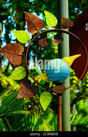 Matakana, Neuseeland - Dez 2019: Skulpturenpark. Lustige Gartenskulptur, die einen nicht identifizierten Vogel darstellt, möglicherweise Kiwi. Glas und Metall Stockfoto