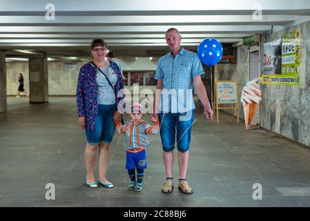 Minsk / Weißrussland - 5. Juni 2019: Das junge weißrussische Paar geht mit einem Ballon durch die Unterführung Stockfoto