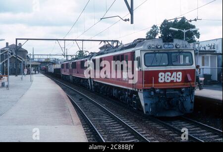 SRA 86-Klasse Diesellokomotiven Nr. 8649, 8621, 8643, ziehen einen gemischten Güterzug in Gosford, New South Wales, Australien. Februar 1988. Stockfoto