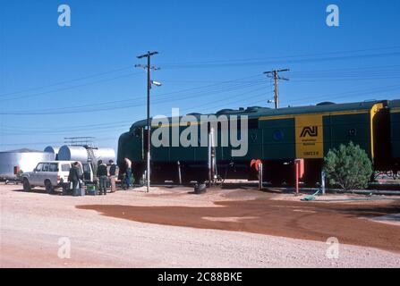 Der Trans-Australische Zug in Cook, Südaustralien, mit wechselnden Zugbesatzungen. November 1987. Stockfoto