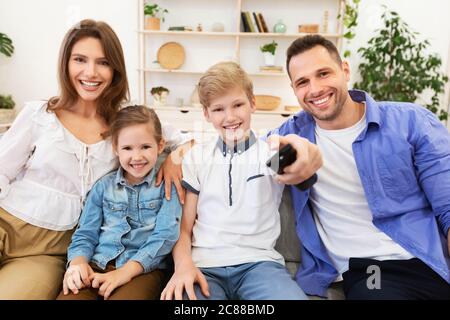 Familie schaut TV Umschalten Kanäle sitzen auf der Couch zu Hause Stockfoto