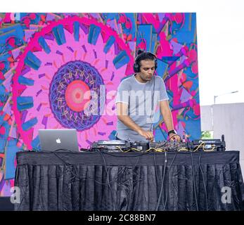 Ein professioneller DJ, der bei einem Festival Musik mit digitalen DJ-Plattenspielern spielt Stockfoto