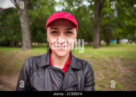 Minsk / Weißrussland - 5. Juni 2019: Porträt des hübschen weißrussischen Arbeiters im Stadtpark Stockfoto