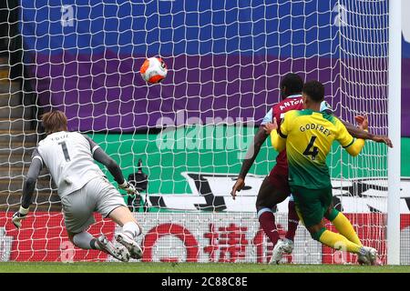 Michail Antonio von West Ham United erzielt sein drittes Tor und West Ham United, 0-3 - Norwich City gegen West Ham United, Premier League, Carrow Road, Norwich, UK - 11. Juli 2020 nur für redaktionelle Verwendung - es gelten die DataCo-Beschränkungen Stockfoto